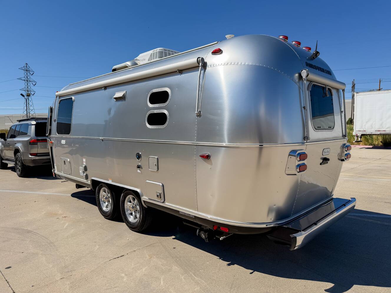 A photo of this 2025 Airstream FLYING CLOUD 23FB TWIN