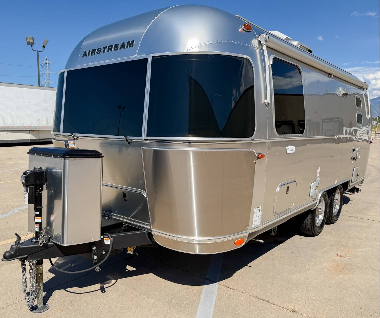 A photo of this 2025 Airstream FLYING CLOUD 23FB TWIN