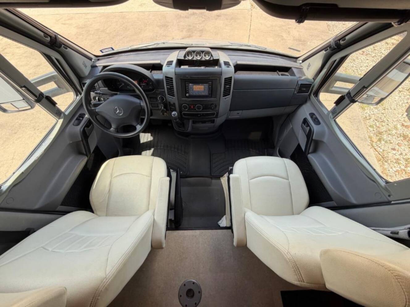 A photo of this 2015 Itasca Navion 24V