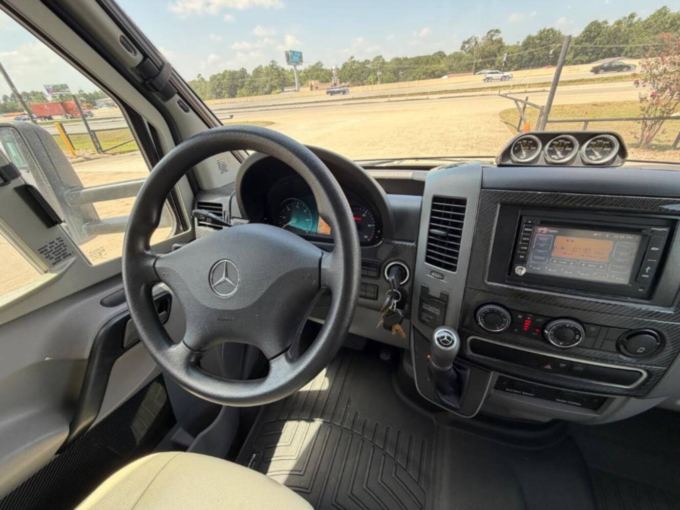 A photo of this 2015 Itasca Navion 24V
