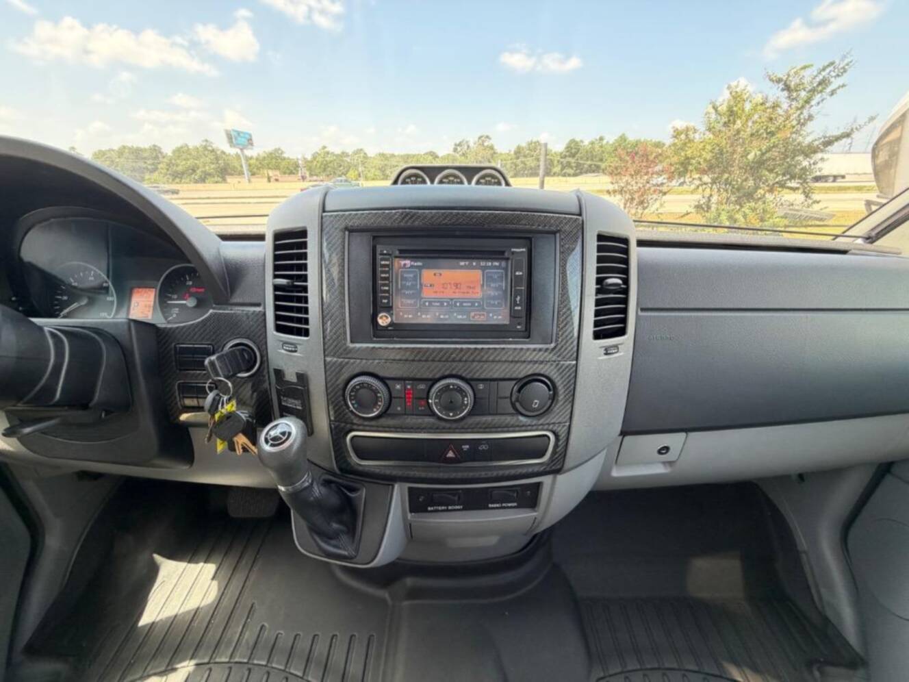 A photo of this 2015 Itasca Navion 24V