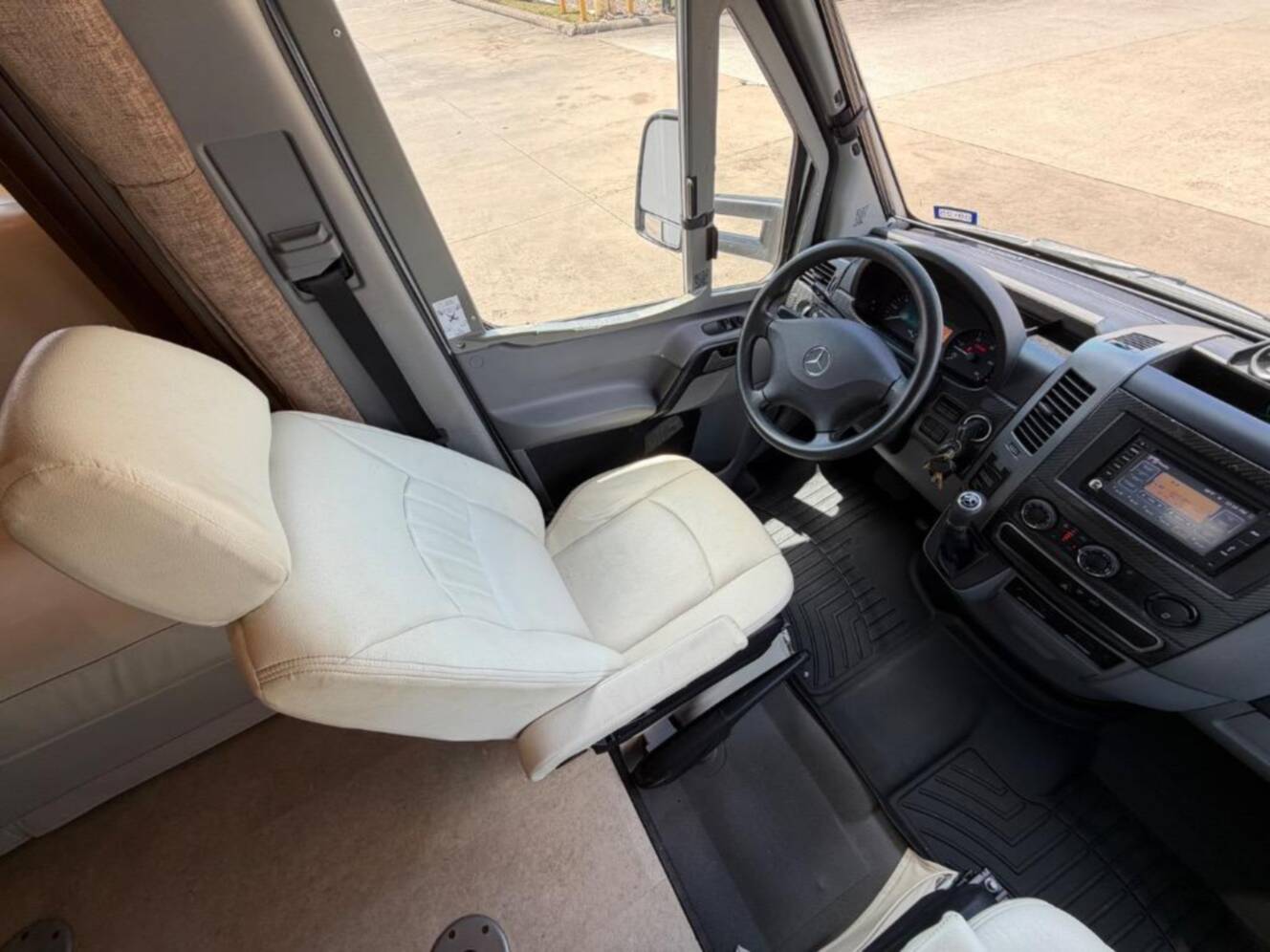 A photo of this 2015 Itasca Navion 24V