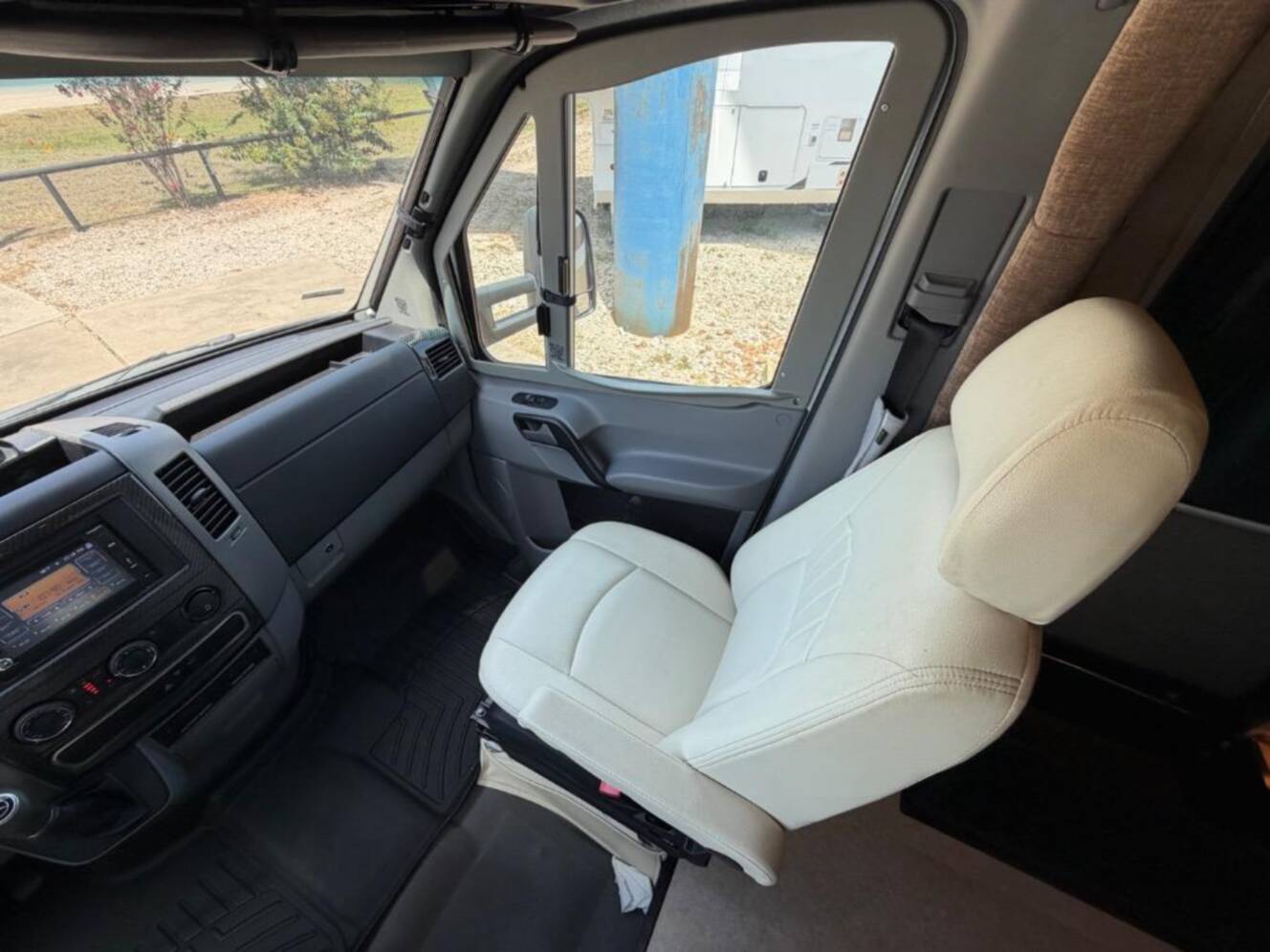 A photo of this 2015 Itasca Navion 24V