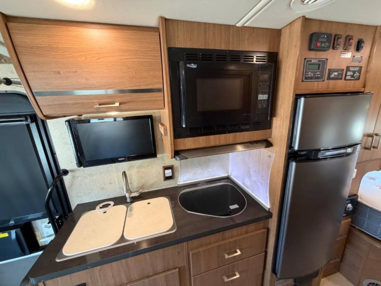 A photo of this 2015 Itasca Navion 24V