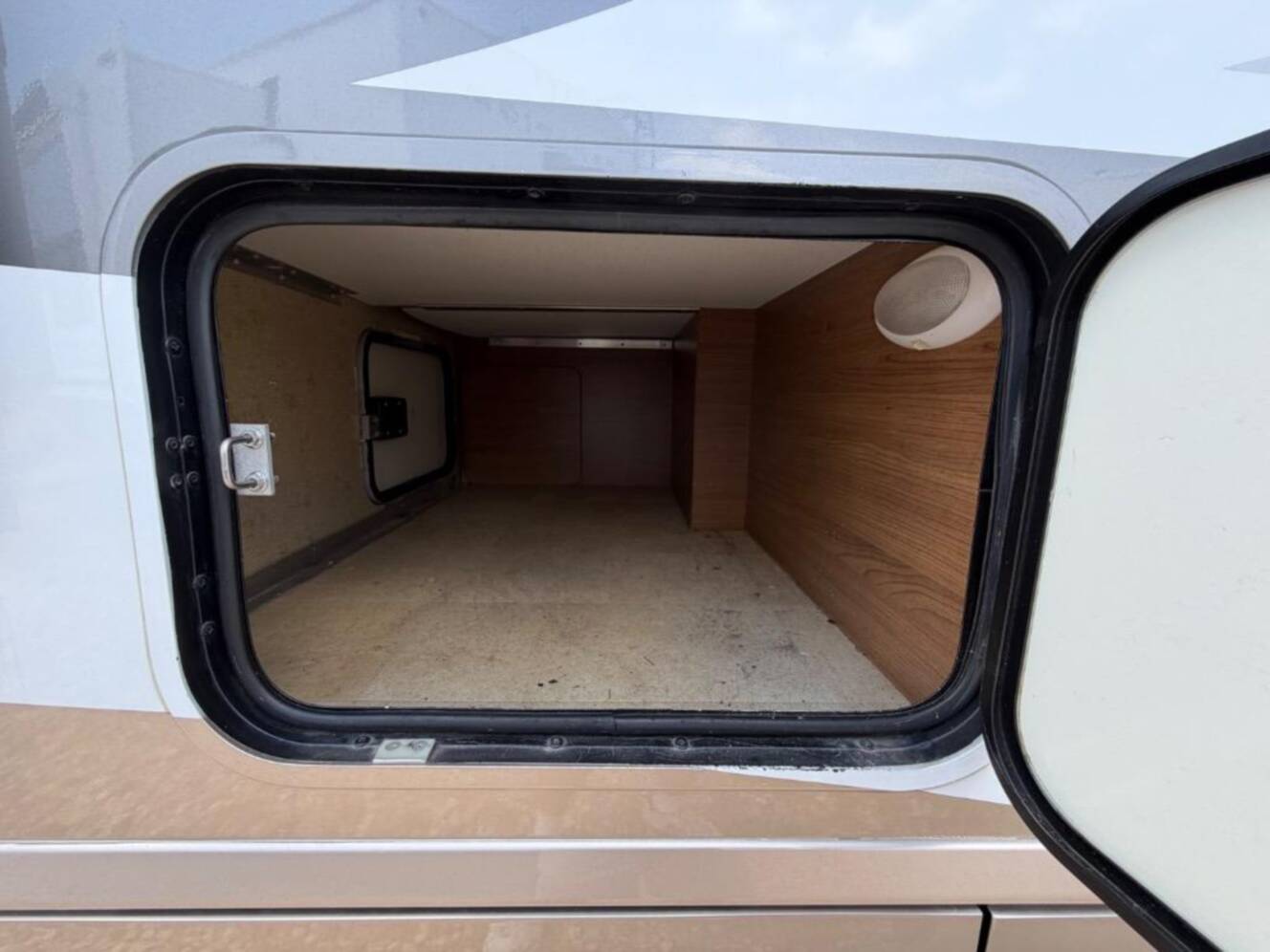 A photo of this 2015 Itasca Navion 24V
