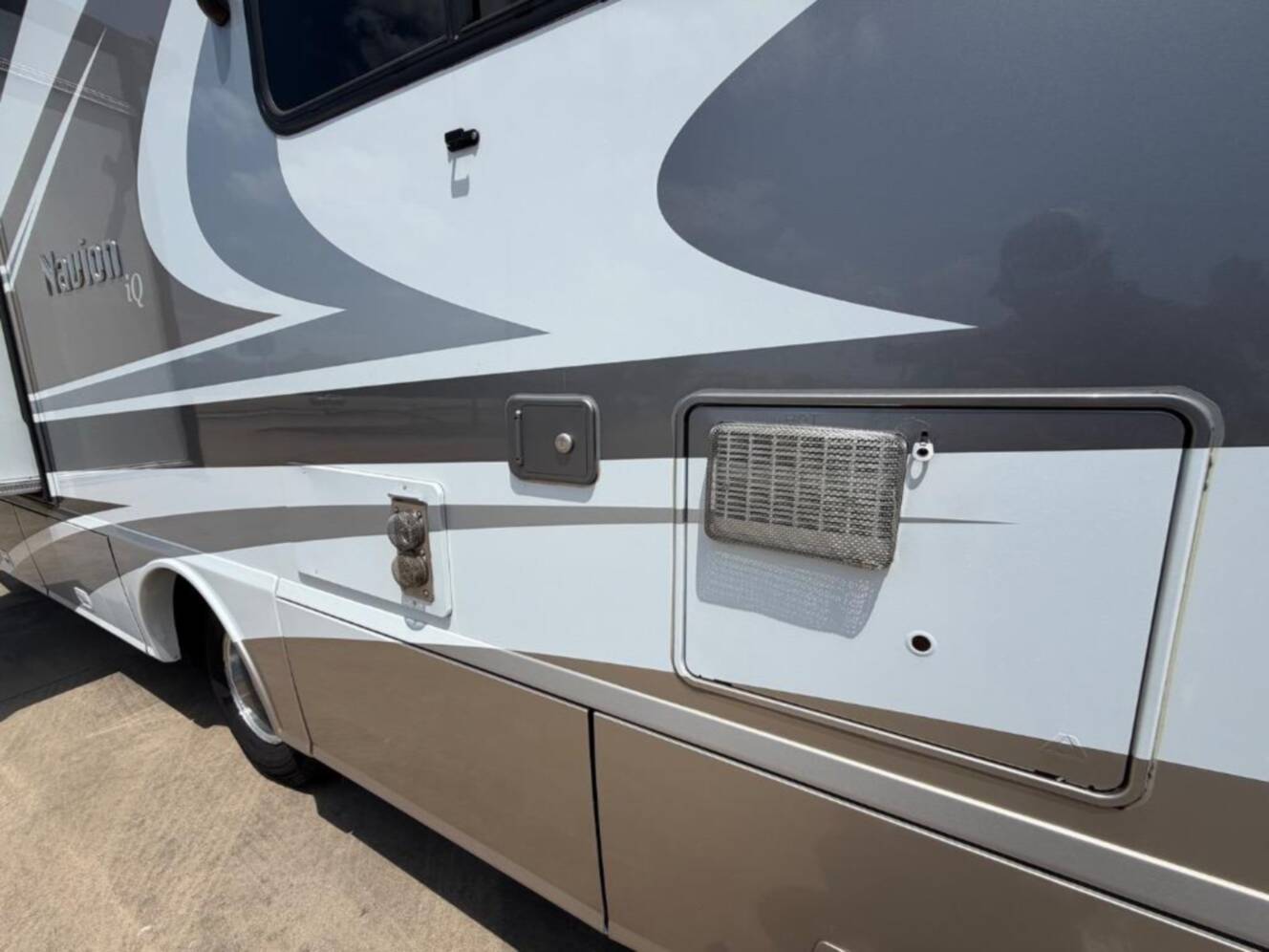 A photo of this 2015 Itasca Navion 24V