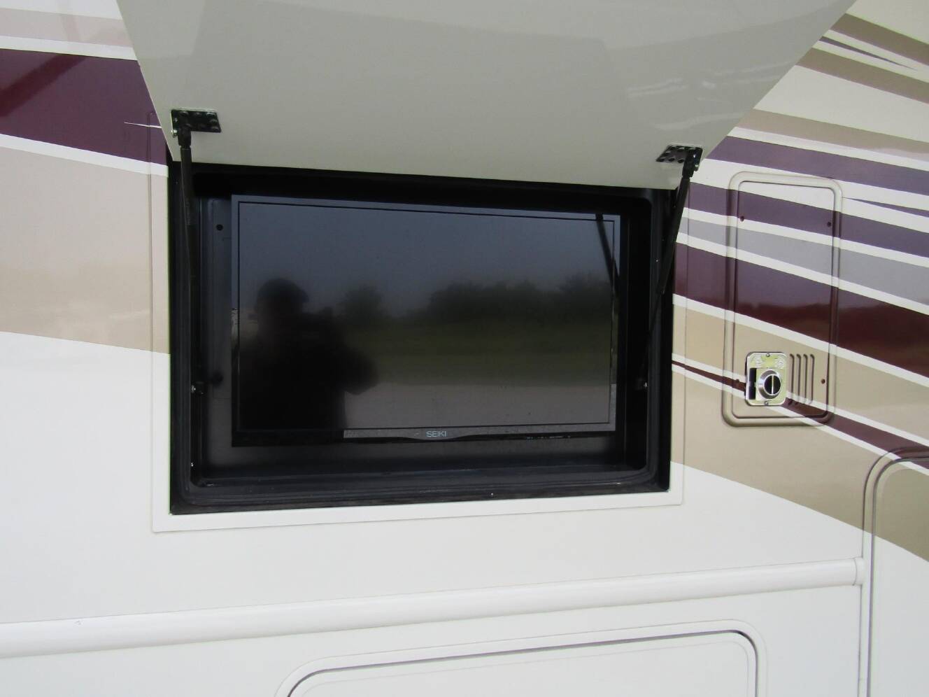 A photo of this 2016 Thor Motor Coach PALAZZO 33.2