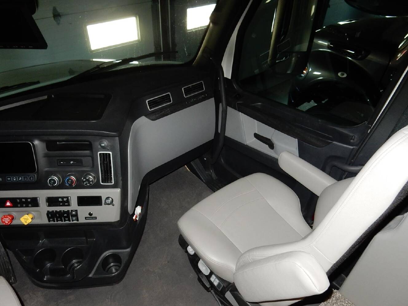 A photo of this 2027 Show Hauler SH1377T1-36
