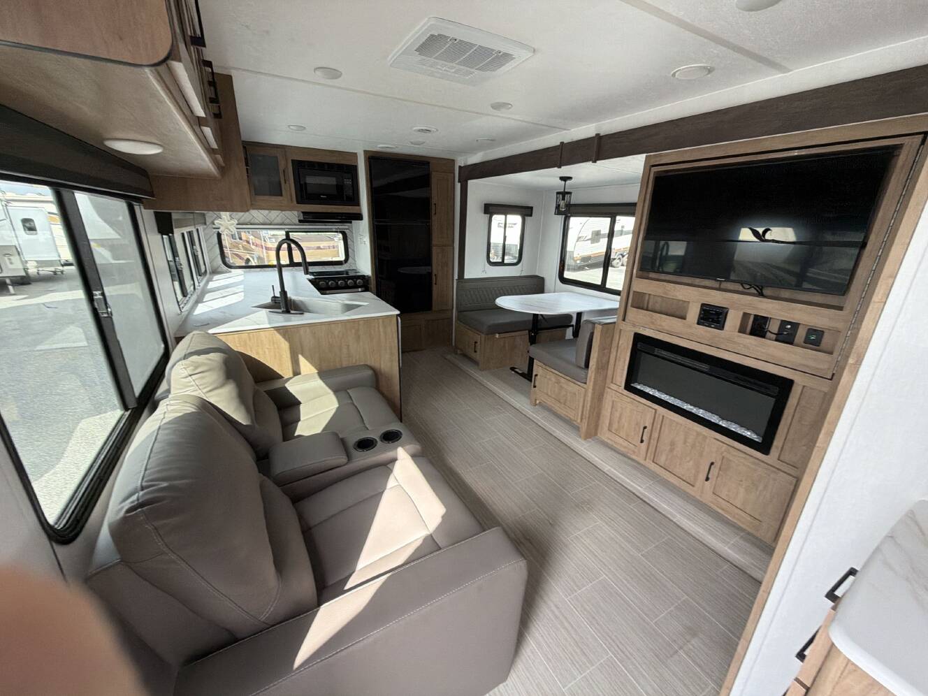 A photo of this 2024 Coachmen FREEDOM EXPRESS ULTRA LITE 274RKS