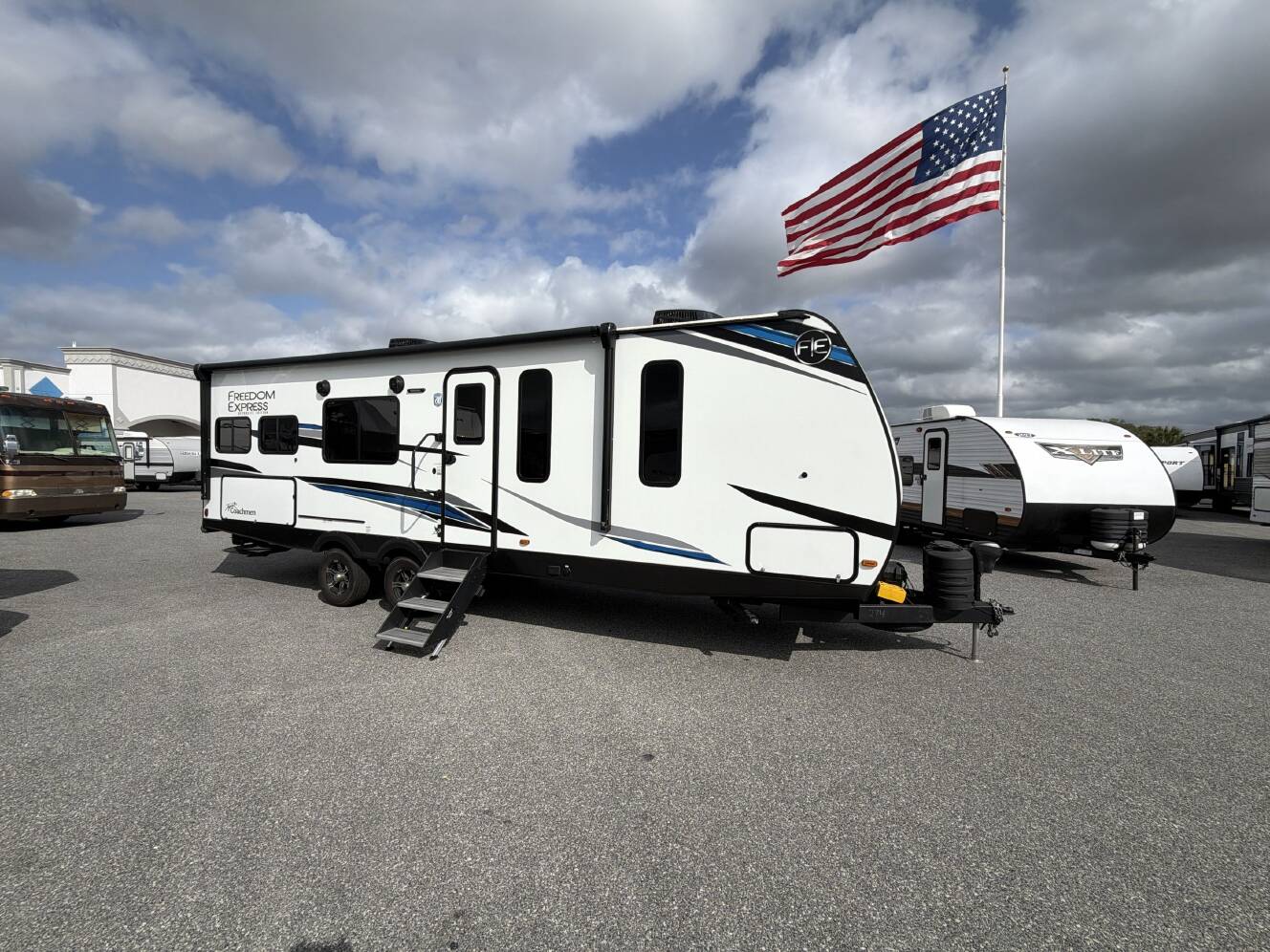 A photo of this 2024 Coachmen FREEDOM EXPRESS ULTRA LITE 274RKS