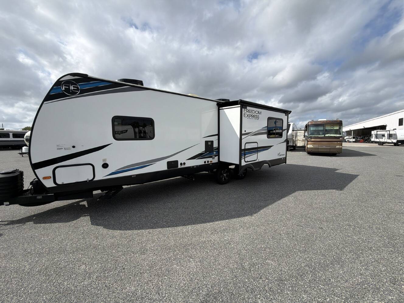A photo of this 2024 Coachmen FREEDOM EXPRESS ULTRA LITE 274RKS