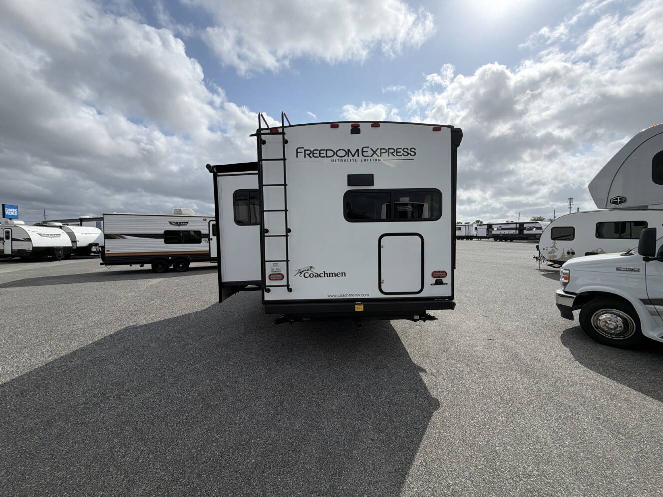 A photo of this 2024 Coachmen FREEDOM EXPRESS ULTRA LITE 274RKS
