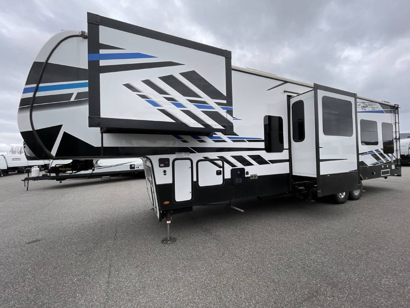 A photo of this 2022 Keystone FUZION 379
