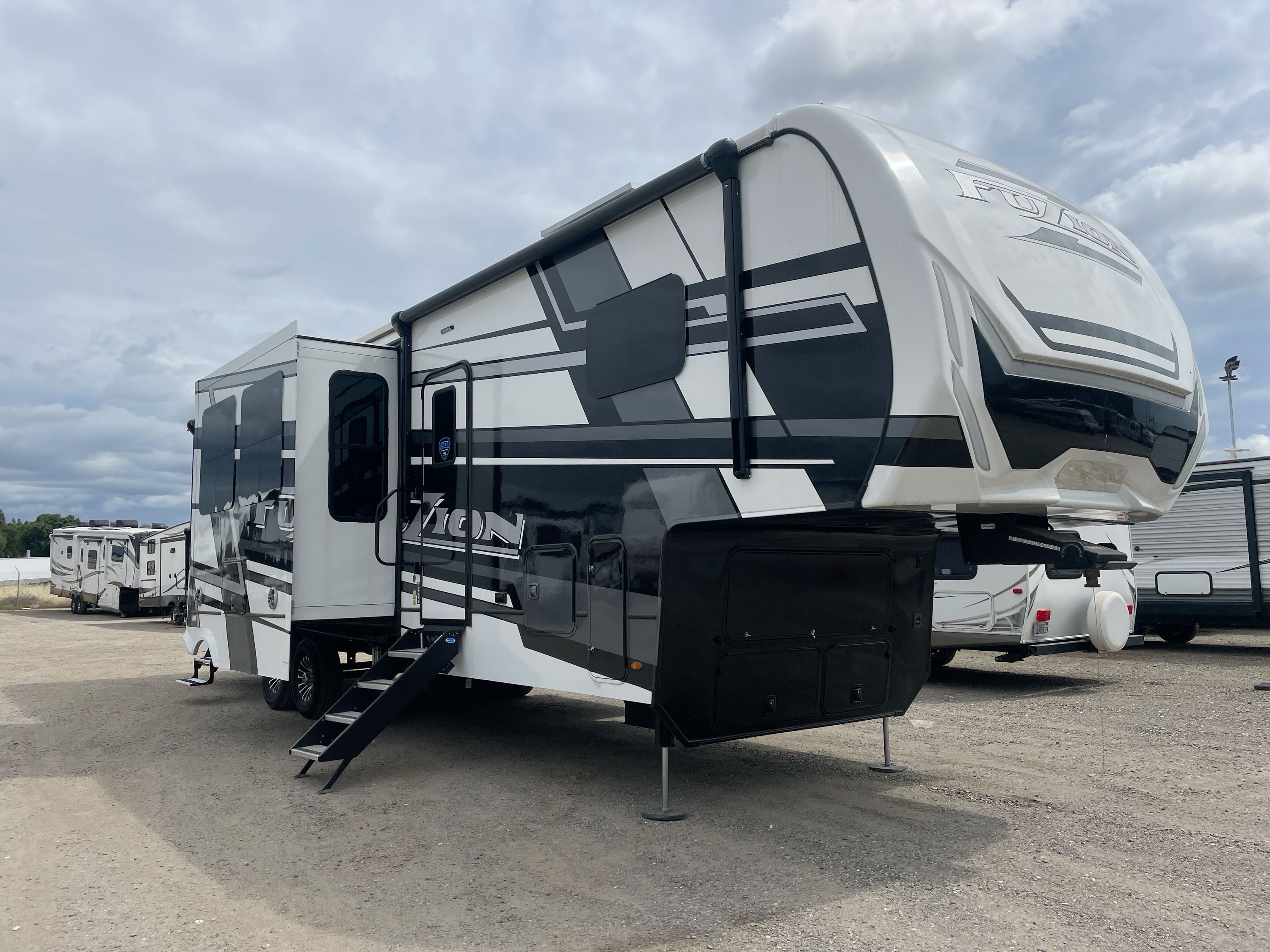 2025 Keystone FUZION 373 Fifth Wheel Toy Hauler RV