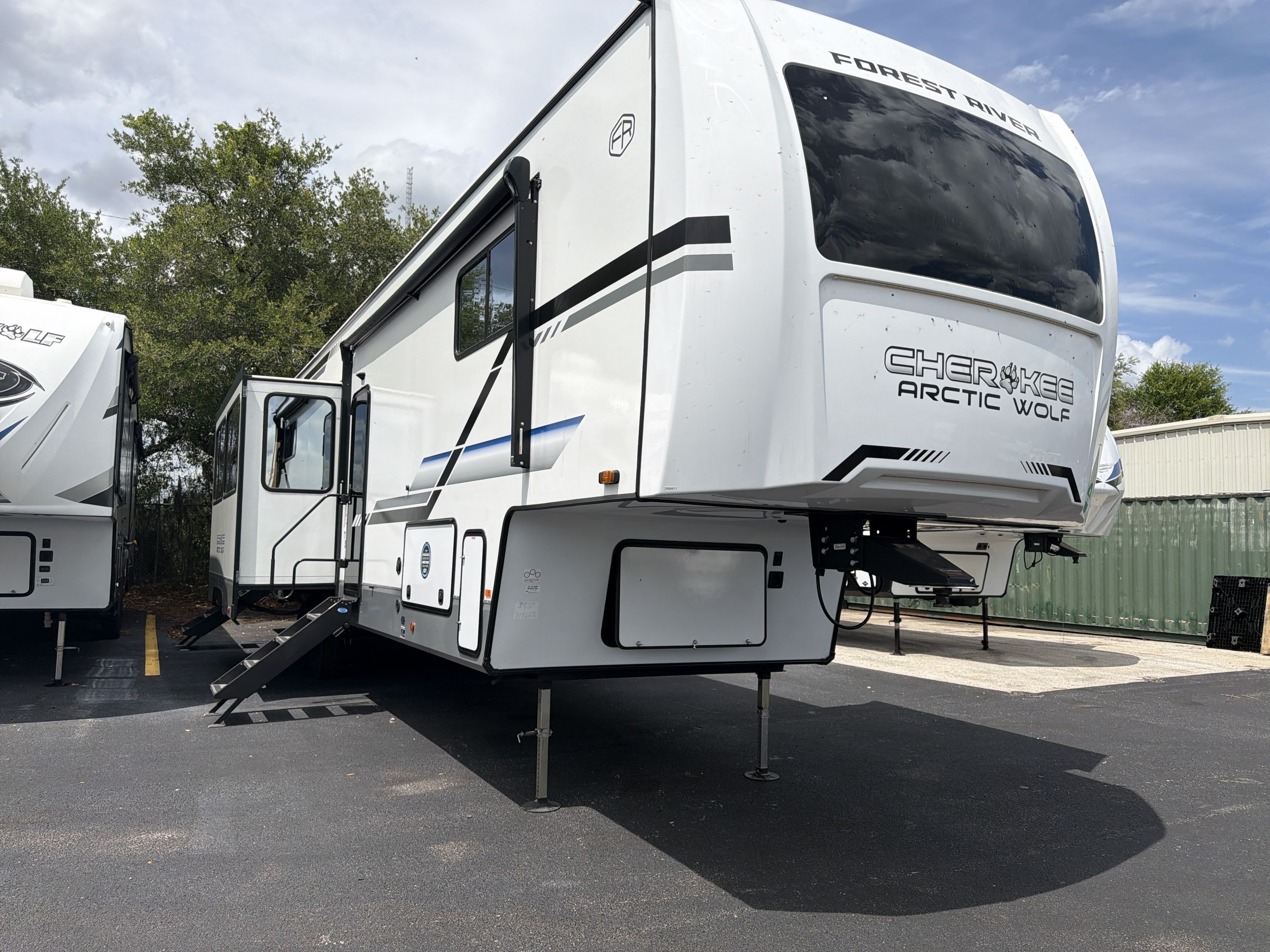 2025 Forest River ARCTIC WOLF 3850 in summerfield FL