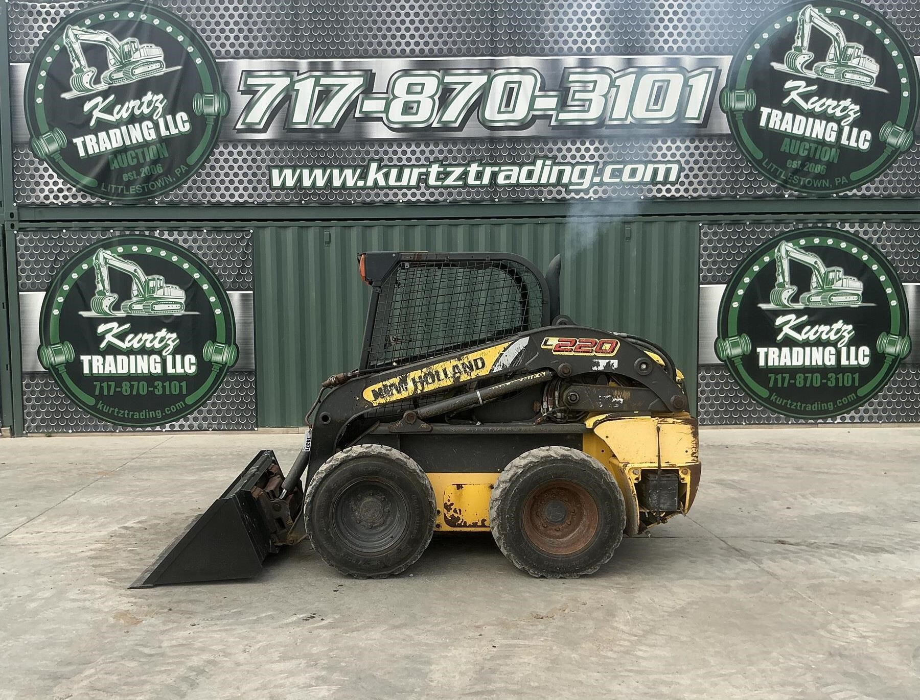 2015 NEW HOLLAND L220 in Littlestown, PA