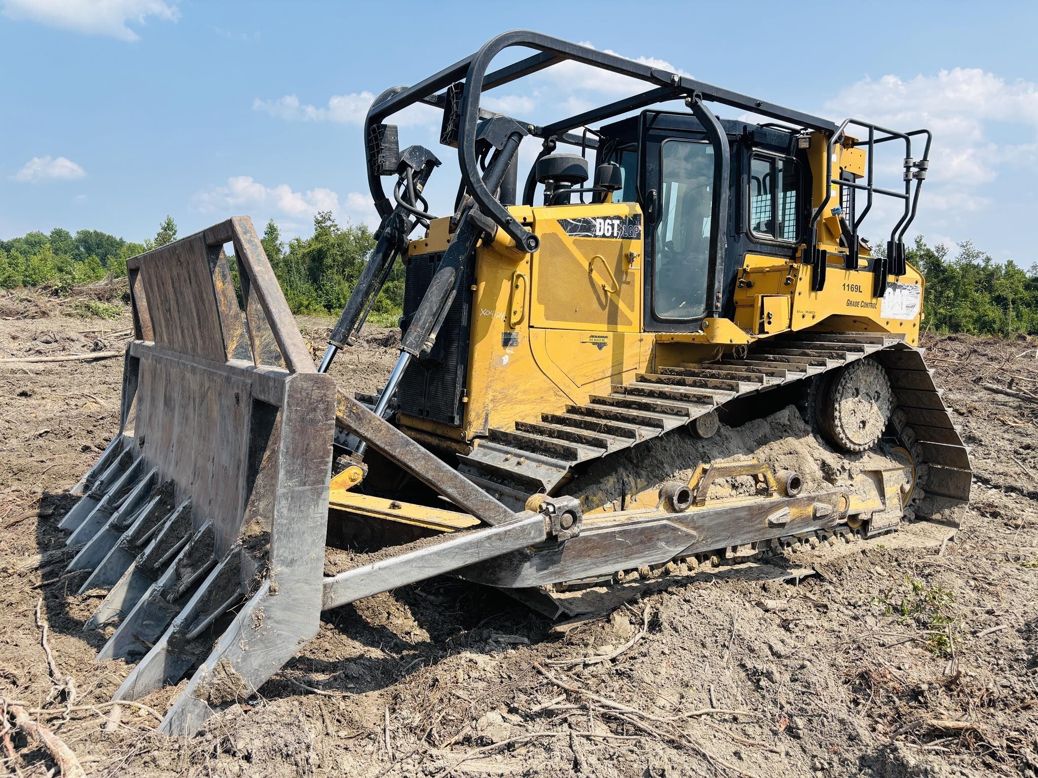 2017 CATERPILLAR D6T LGP in Rockwell, NC