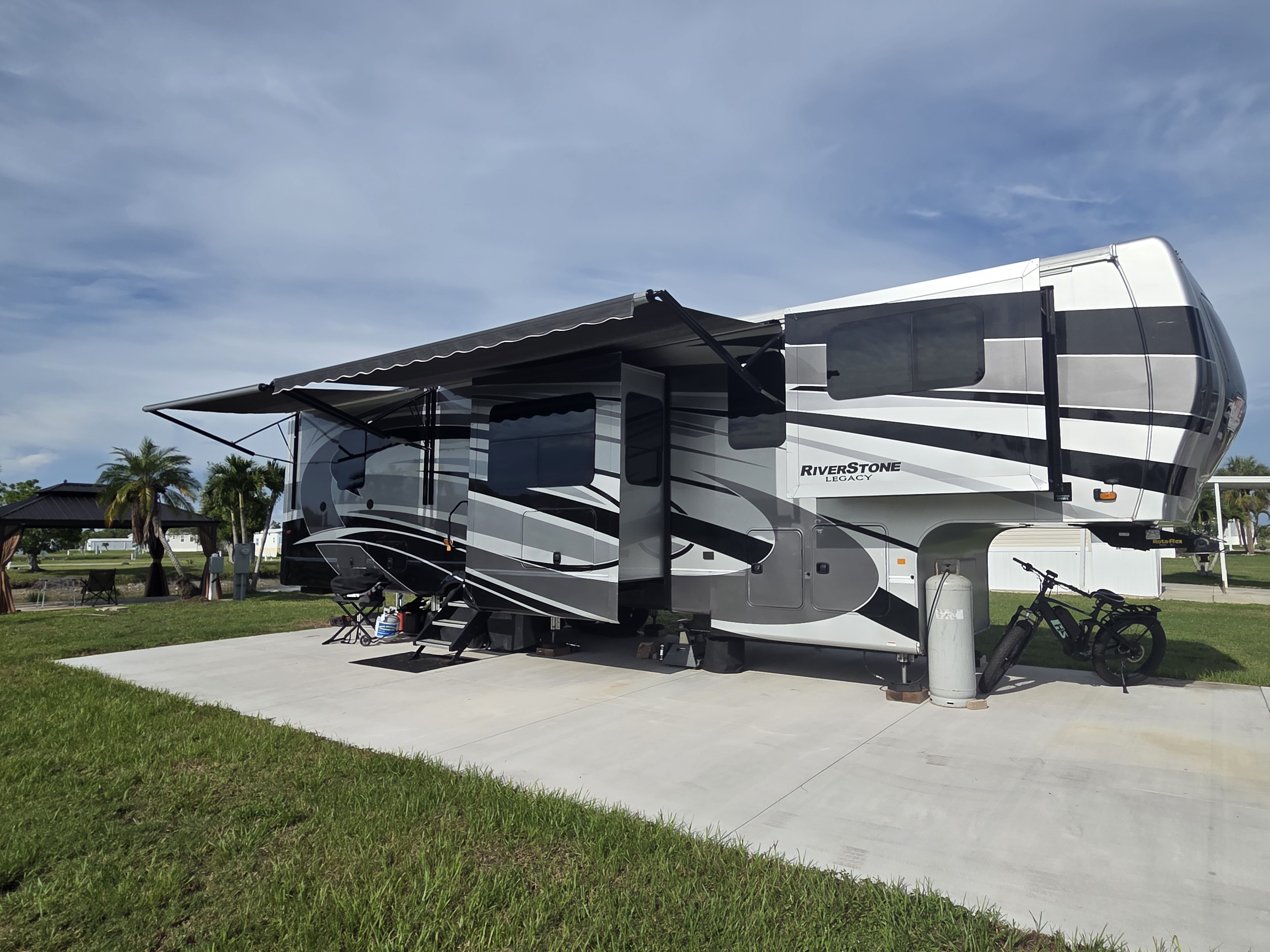 2020 Forest River RIVERSTONE LEGACY 39RBFL RV