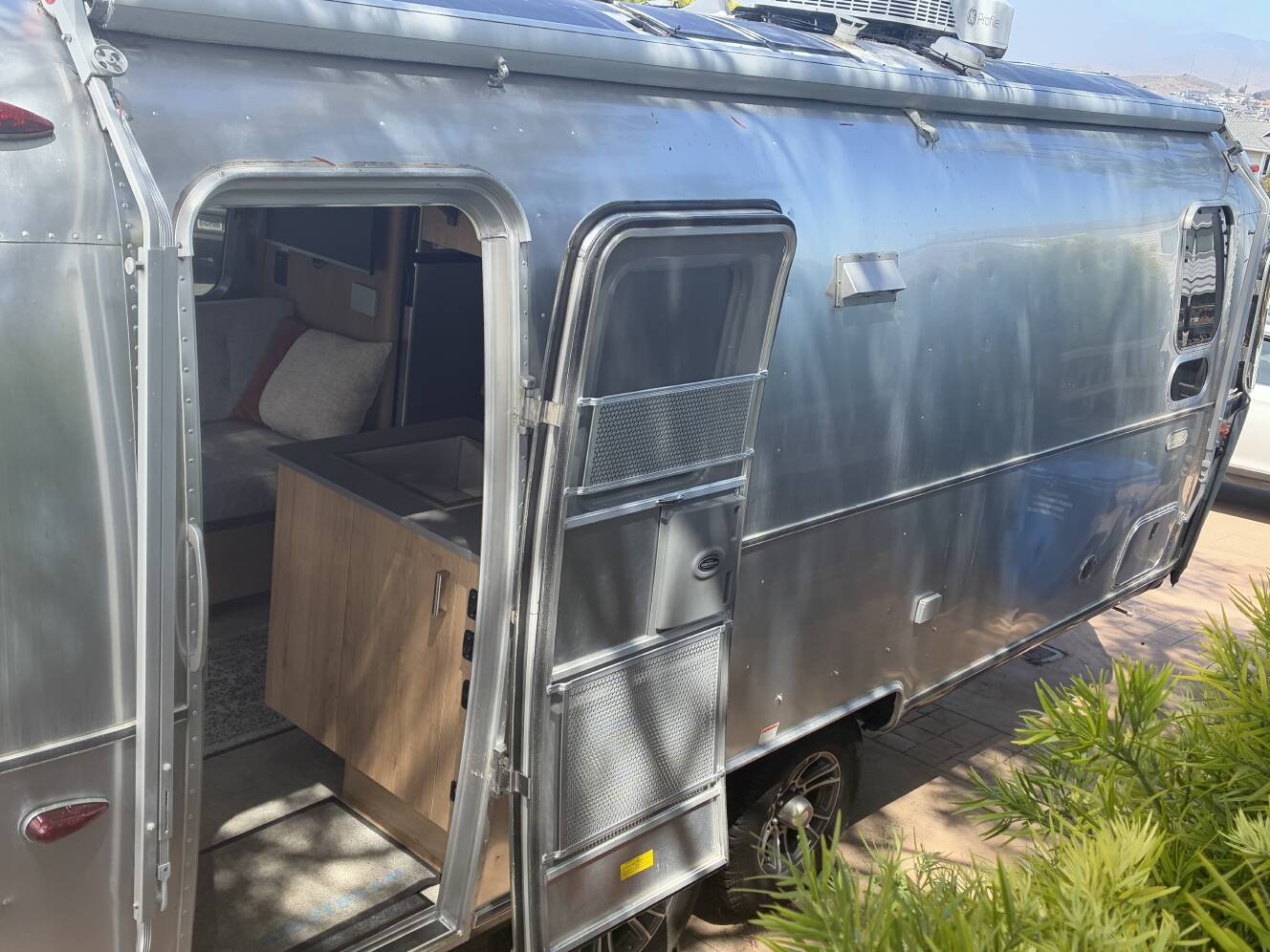 A photo of this 2025 Airstream TRADE WIND 25FBQH