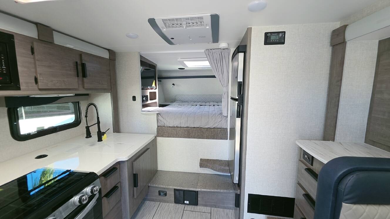 A photo of this 2026 Lance 1062