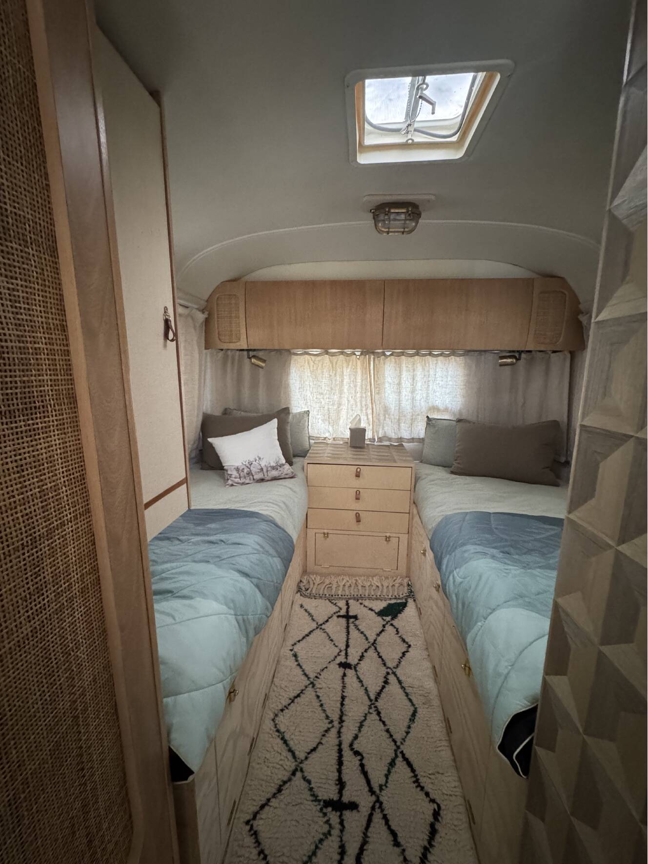 A photo of this 2002 Airstream SAFARI 25LS