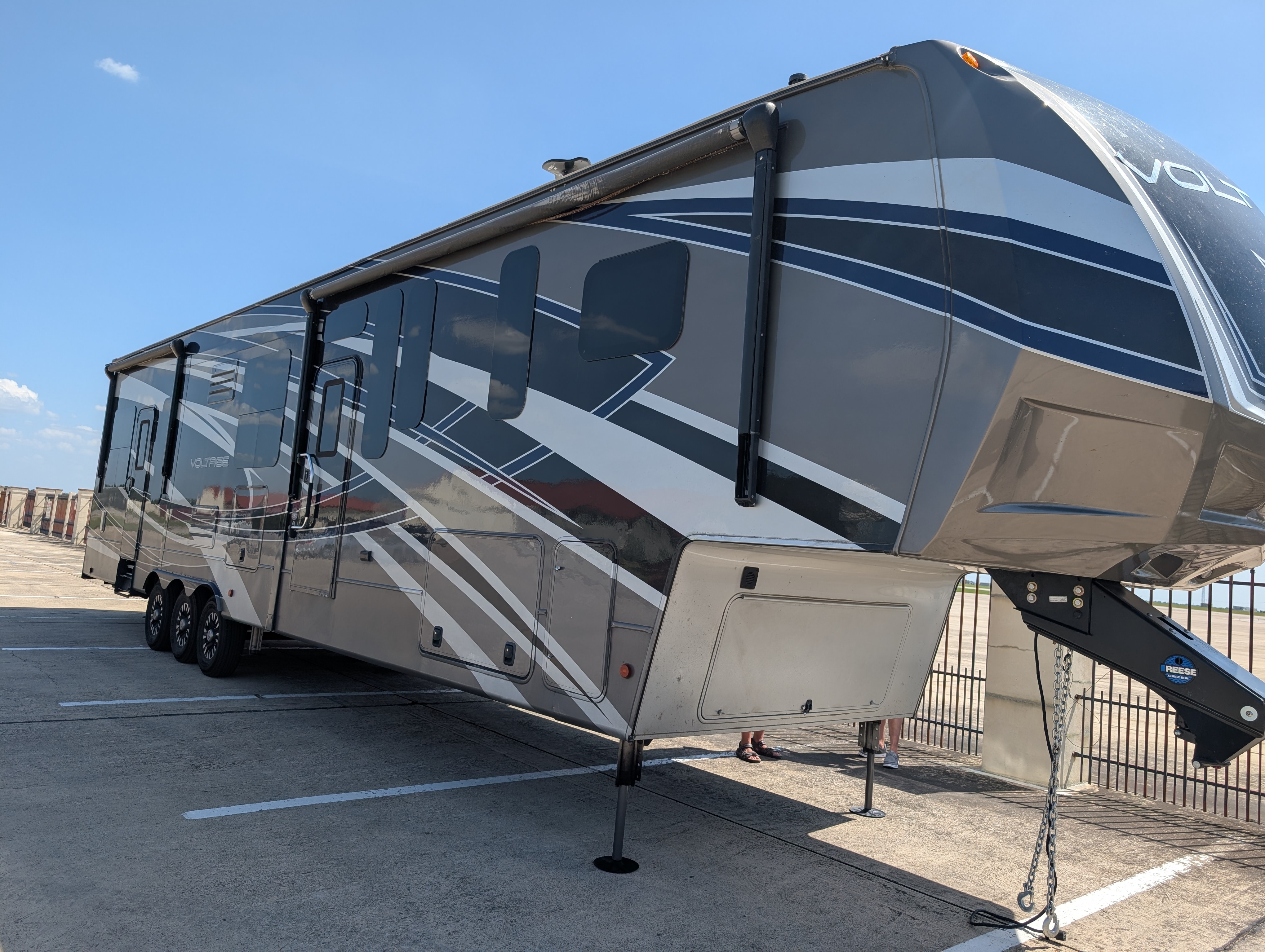 2019 Dutchmen VOLTAGE EPIC 3970 RV