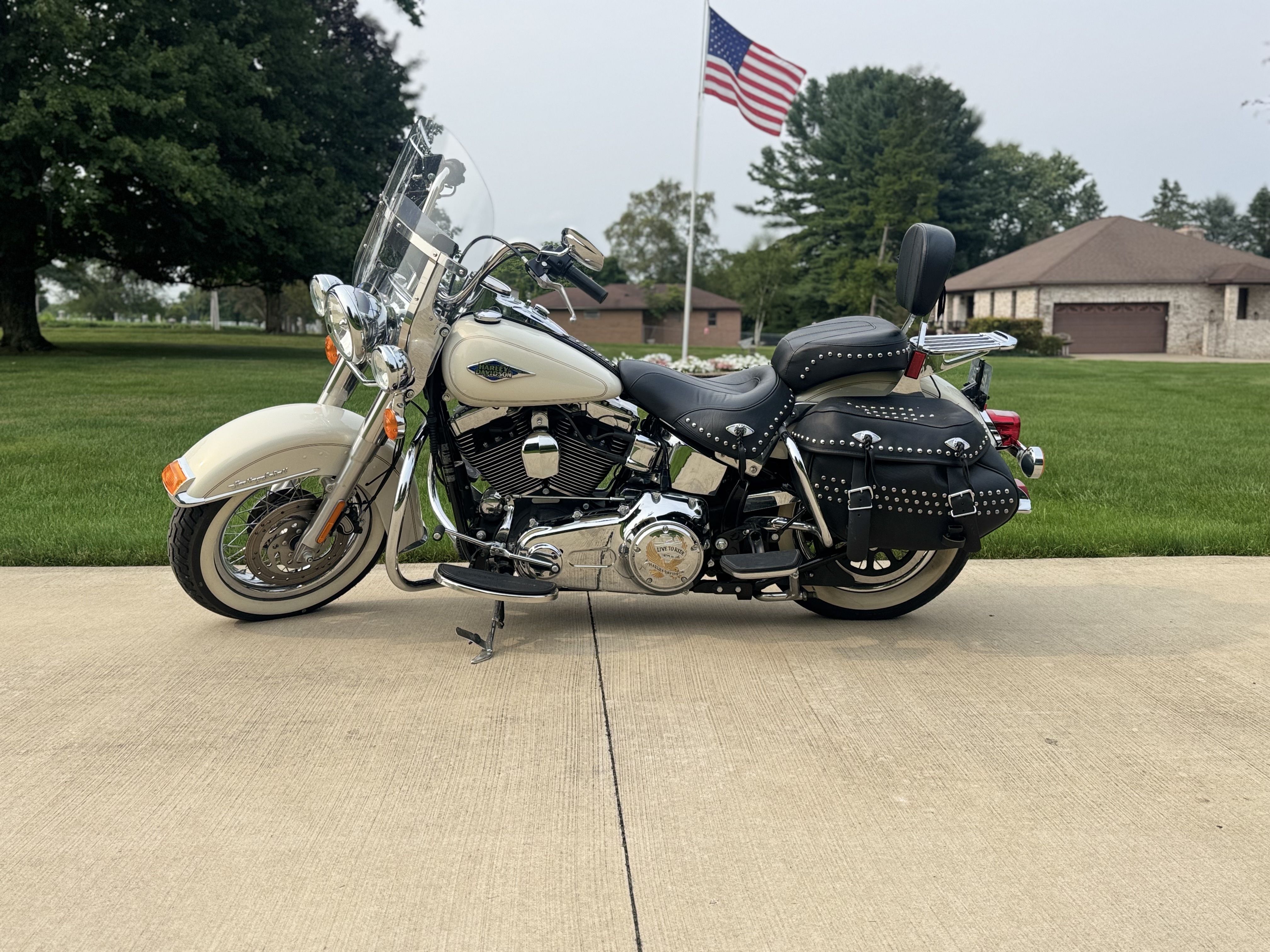 2014 Harley-Davidson HERITAGE SOFTAIL CLASSIC Standard motorcycle