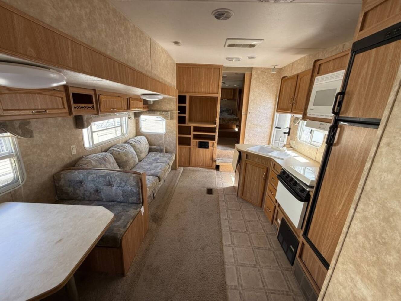 A photo of this 2004 Skyline LAYTON 297