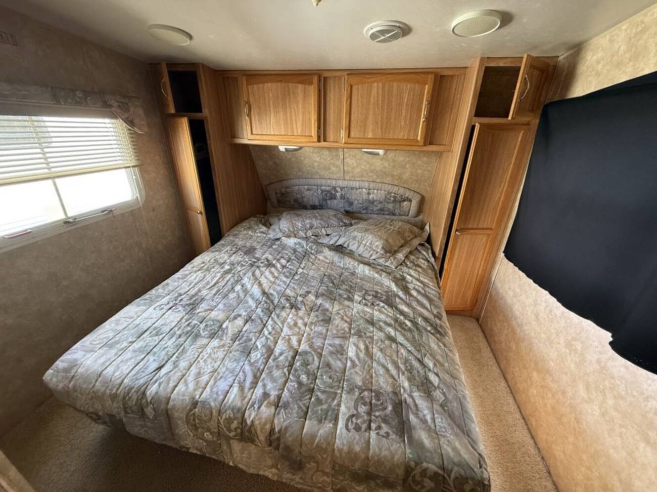 A photo of this 2004 Skyline LAYTON 297