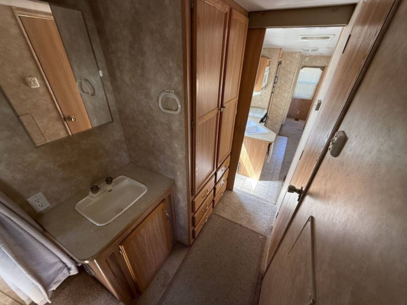 A photo of this 2004 Skyline LAYTON 297