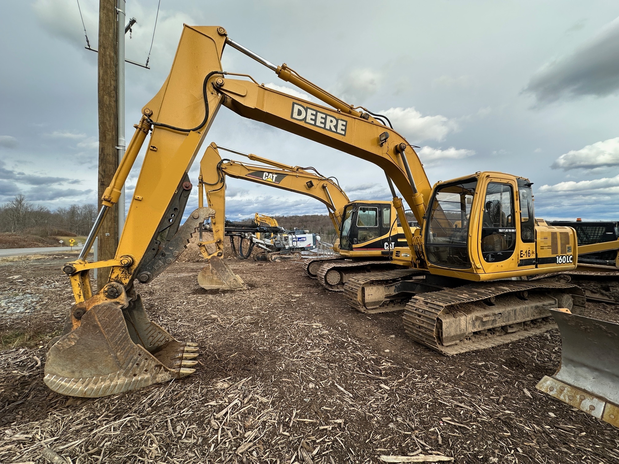 2001 DEERE 160C LC in Lake Ariel, PA