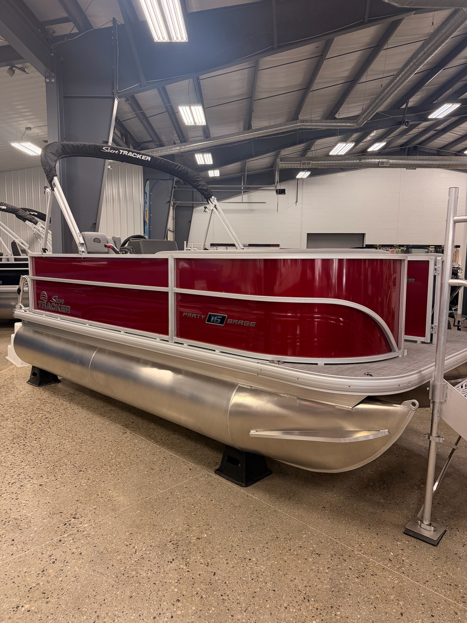 2026 Sun Tracker Party Barge 16 DLX 22 RF XP3 in