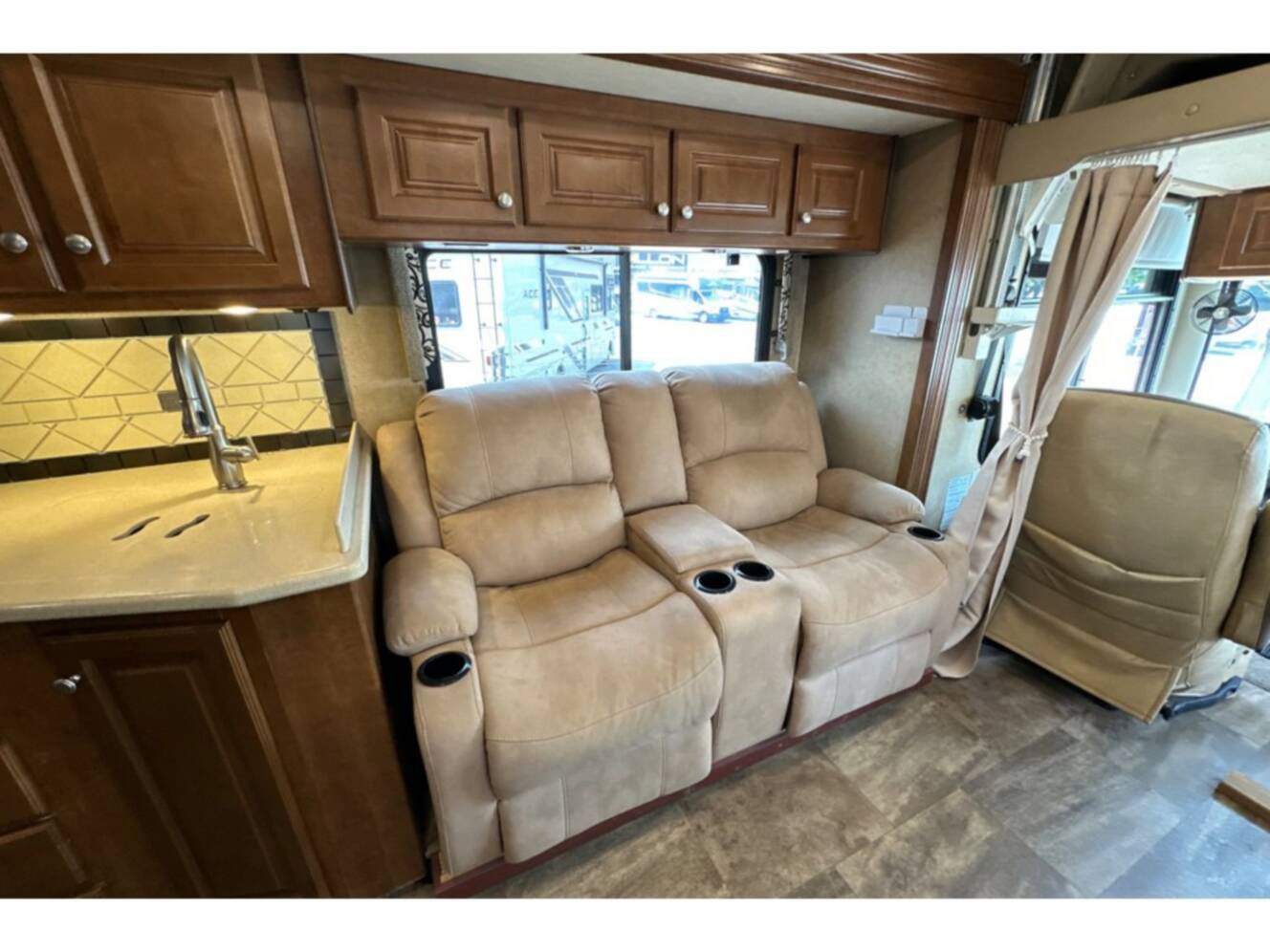A photo of this 2015 Thor Motor Coach Palazzo 35.1