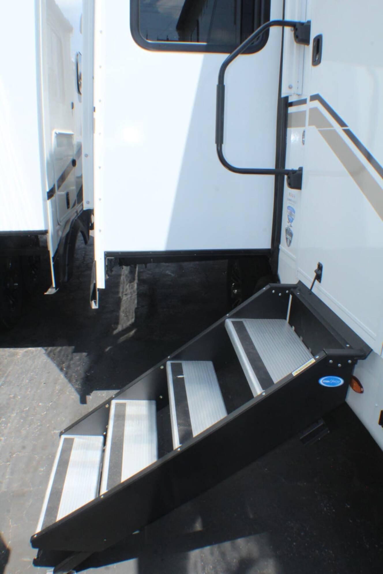 A photo of this 2027 Jayco Eagle 321RSTS