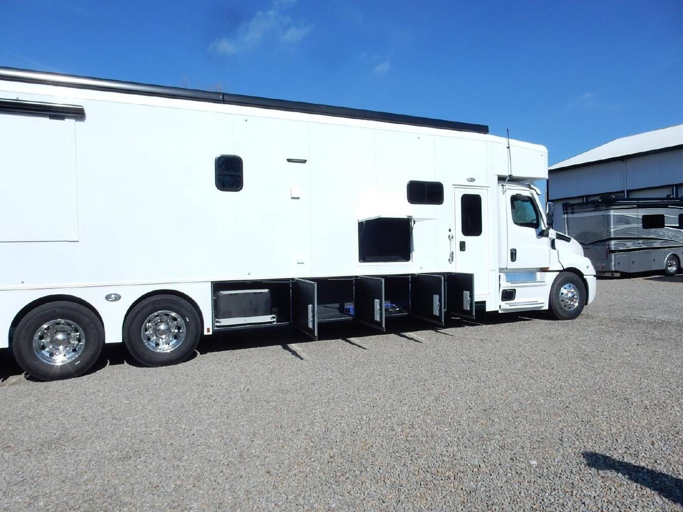 A photo of this 2027 Show Hauler SH1377T1-36