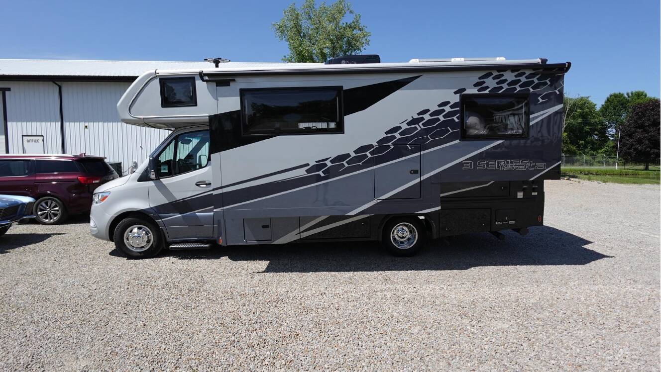 A photo of this 2026 Dynamax ISATA 3 24FW