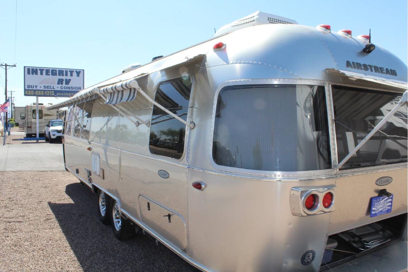 A photo of this 2017 Airstream CLASSIC 30RB