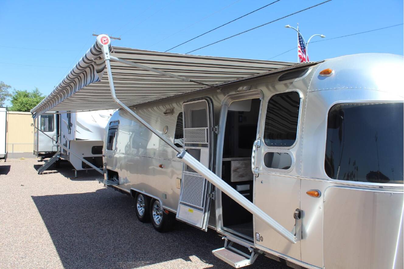 A photo of this 2017 Airstream CLASSIC 30RB