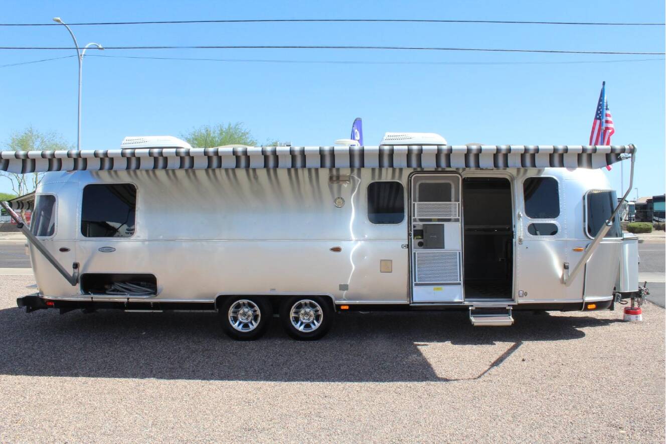A photo of this 2017 Airstream CLASSIC 30RB