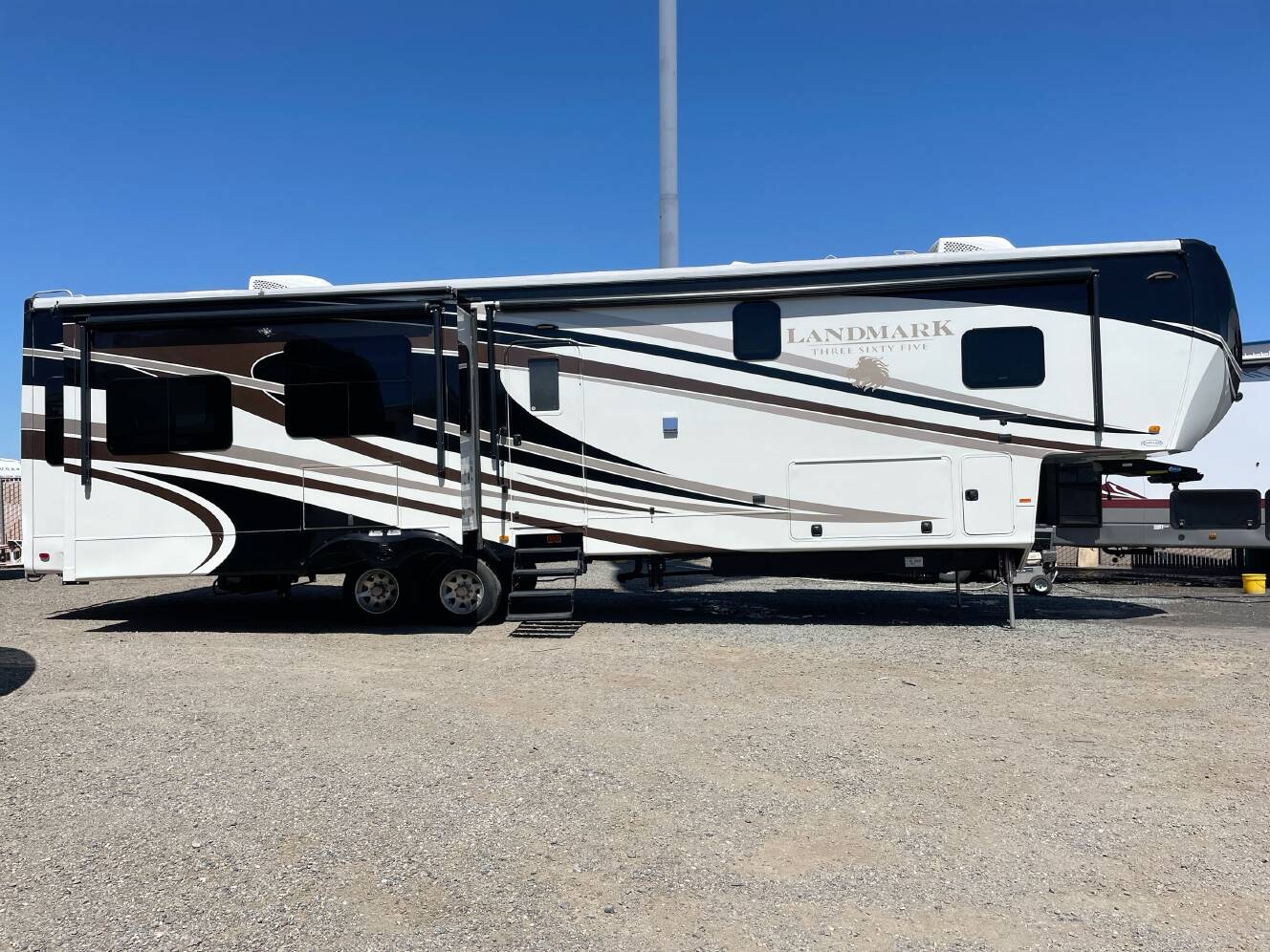 A photo of this 2015 Heartland LANDMARK THREE SIXTY FIVE ASHLAND
