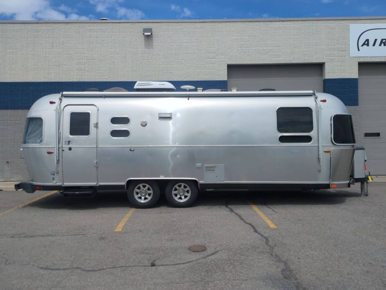 A photo of this 2016 Airstream Flying Cloud 27FB