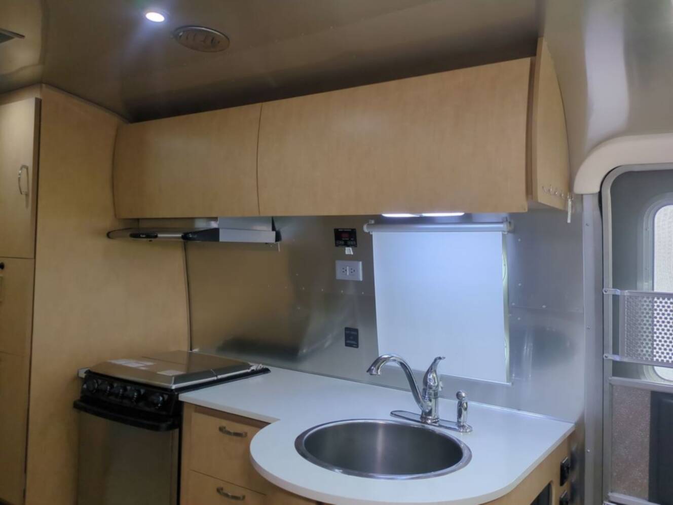 A photo of this 2016 Airstream Flying Cloud 27FB