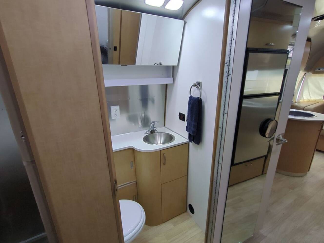 A photo of this 2016 Airstream Flying Cloud 27FB