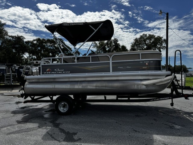 2023 Sun Tracker PARTY BARGE 18 DLX in homosassa FL