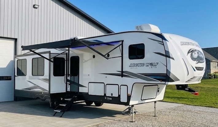 2022 Forest River CHEROKEE ARCTIC WOLF 327MB RV