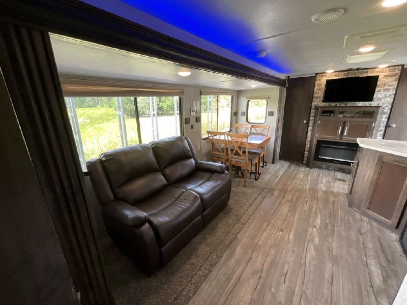 2019 FOREST RIVER CHEROKEE 304BS