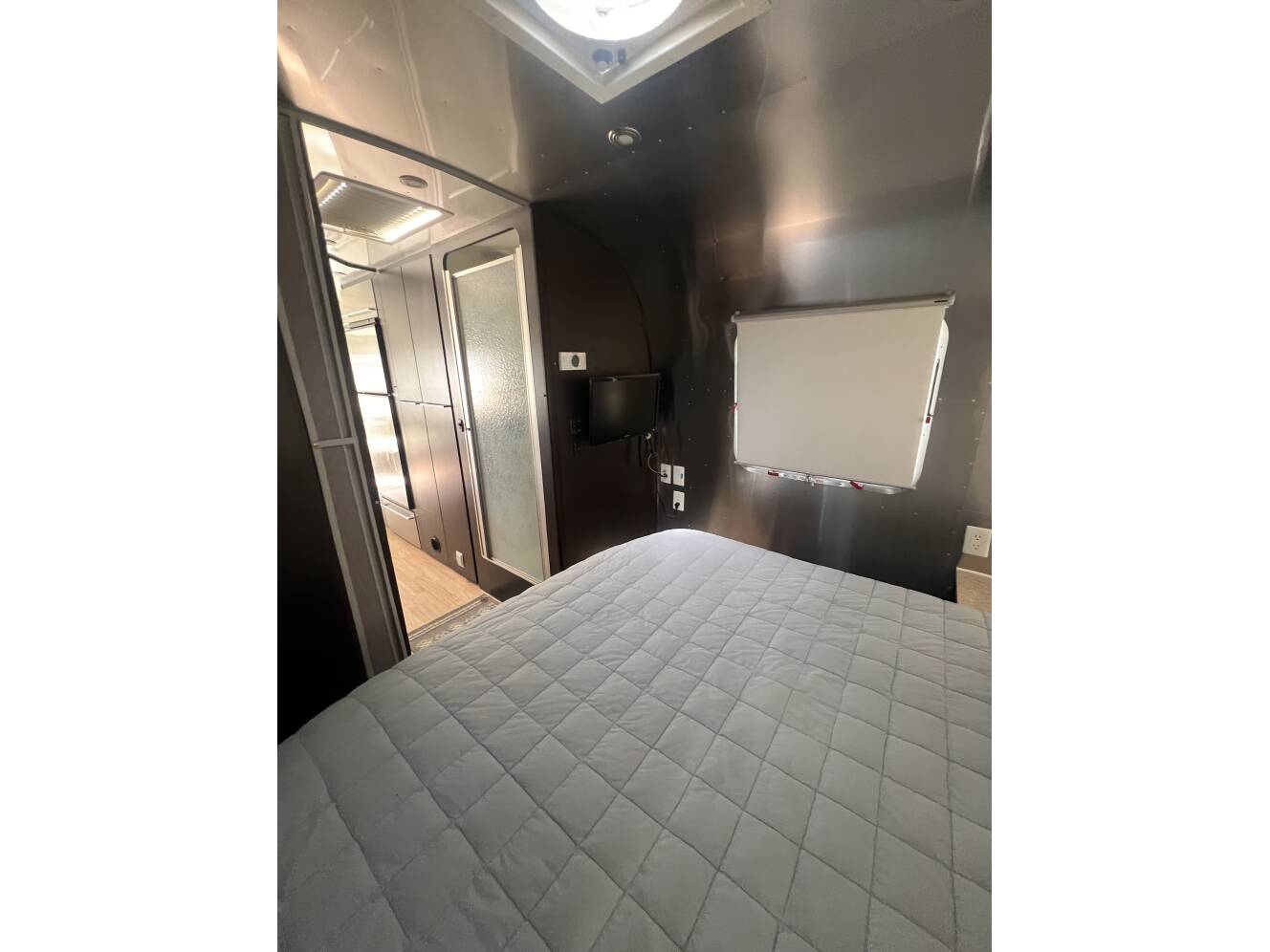 A photo of this 2012 Airstream INTERNATIONAL SIGNATURE 27FB