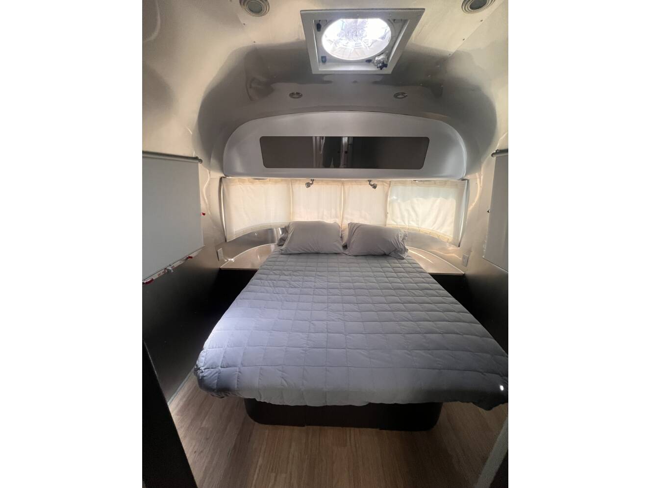A photo of this 2012 Airstream INTERNATIONAL SIGNATURE 27FB