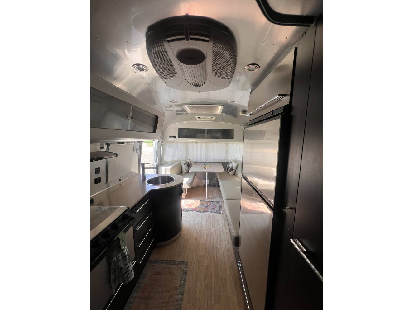 A photo of this 2012 Airstream INTERNATIONAL SIGNATURE 27FB
