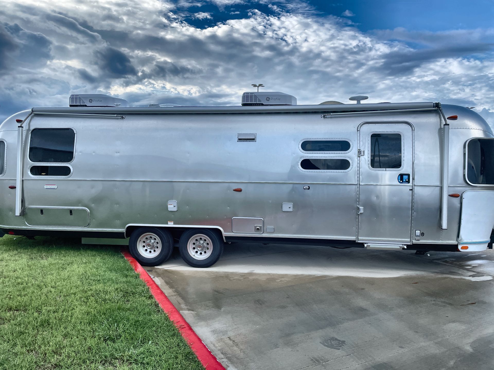 2025 Airstream International 30RBT RV